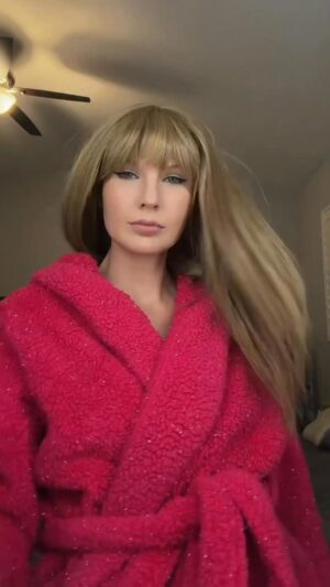 Ashley Leechin Instagram - Happy freaking New Year Go get em tiger 🐅 

#blondiecore #happynewyear #goodbye2025 #megantheestallion