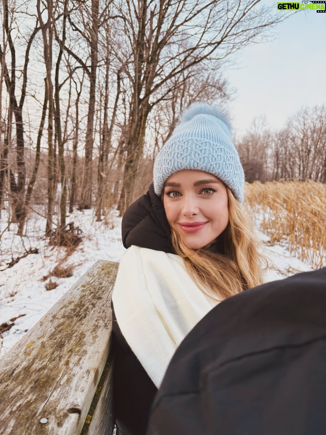 Ashley Newbrough - 5.5K Likes - december had range