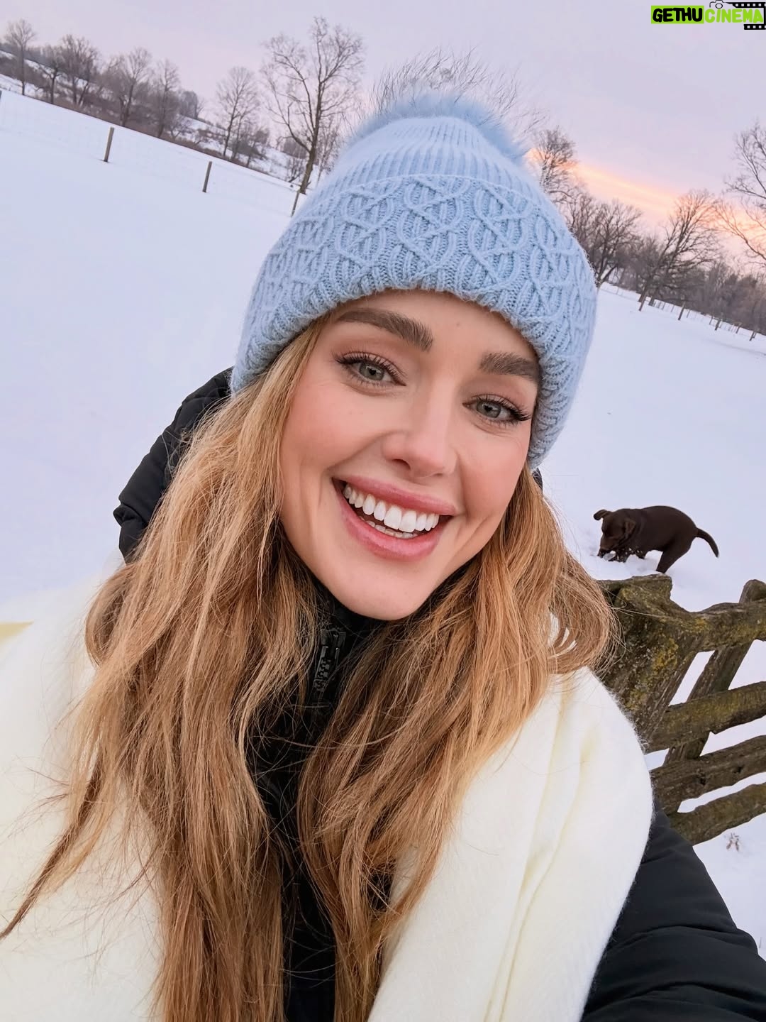 Ashley Newbrough - 5.5K Likes - december had range