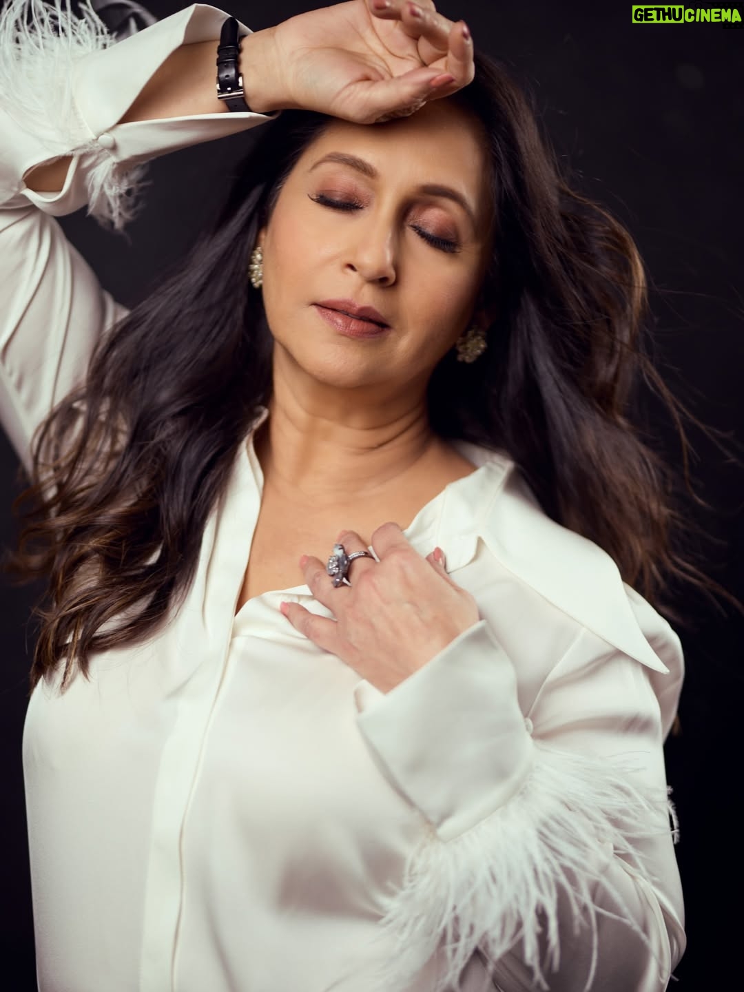 Ashwini Bhave - 5K Likes - When an outfit has more to say… you give it more frames. Same classic vibe. 💫

Clicked by📸 -shrutibagwe
Hair - @sudhahairstylist
Makeup by - @kiran
Assisted by - @pragati.g.s

#fa9la #ashvinibhave #filmfare #photoshoot