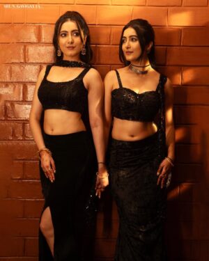 Ashwithi Shetty Instagram - Danced all night in this custom black outfit, styled with gold 
simple, bold, and impossible to miss. 🖤
.
.
Design & Styling @khushi_jagadisha 
Jewellery @antegra_diaries 
Outfit @astha_designer_boutique 
Eye MUA @ashwini.shankar_ 
Photography @arun_gavigatta