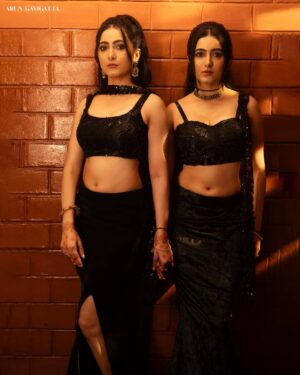 Ashwithi Shetty Instagram - Danced all night in this custom black outfit, styled with gold 
simple, bold, and impossible to miss. 🖤
.
.
Design & Styling @khushi_jagadisha 
Jewellery @antegra_diaries 
Outfit @astha_designer_boutique 
Eye MUA @ashwini.shankar_ 
Photography @arun_gavigatta