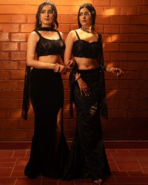 Ashwithi Shetty Instagram - Danced all night in this custom black outfit, styled with gold 
simple, bold, and impossible to miss. 🖤
.
.
Design & Styling @khushi_jagadisha 
Jewellery @antegra_diaries 
Outfit @astha_designer_boutique 
Eye MUA @ashwini.shankar_ 
Photography @arun_gavigatta