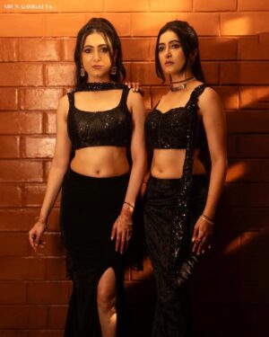 Ashwithi Shetty Instagram - Danced all night in this custom black outfit, styled with gold 
simple, bold, and impossible to miss. 🖤
.
.
Design & Styling @khushi_jagadisha 
Jewellery @antegra_diaries 
Outfit @astha_designer_boutique 
Eye MUA @ashwini.shankar_ 
Photography @arun_gavigatta