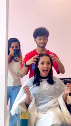Asiya Firdose Instagram - And then I just decided to cut my hair 💇🏻‍♀️😛

@aashikagowda cutieee hyping me uppp 😘

.

#haircut #newlook #asiyafirdose