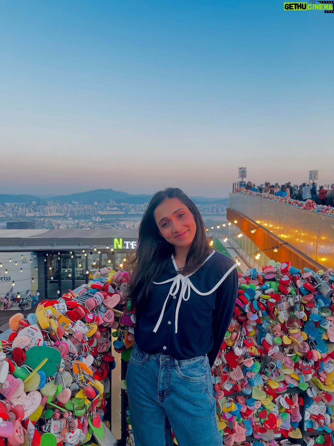 Asiya Firdose - 31.2K Likes - 💜🔐

@thejohnsons_______ 

.

#seoul #korea #travel #asiyafirdose #actor #lovelock #nseoultower #southkorea