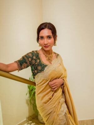 Asiya Firdose Instagram - ದಸರಾ ಹಬ್ಬದ ಹಾರ್ಧಿಕ ಶುಭಾಶಯಗಳು ✨
Celebrate this festive season with @regaljewellers_in Regal Grand Festive Sale 🎊
✨ Festive Offers ✨
✅ Free gold coin with every 10 grams of gold purchase or diamond jewellery worth ₹1,00,000
✅ Flat 50% off on making charges for all gold jewellery
✅ Flat ₹20,000 off per carat on diamond jewellery
✅ 100% value on old gold exchange
📍 Offers available at all 3 Regal Jewellers stores – Kammanahalli | Malleshwaram | Marathahalli
✨ Visit today & make this Dasara truly Regal!
ಸಂಭ್ರಮದ ಶುಭಾರಂಭಕ್ಕೆ ಮನೆ ಮನೆಯಲ್ಲೂ ರೀಗಲ್!
#regaljewellers #regaltrendskarnataka #dasara #deepavali #ad #asiyafirdose
