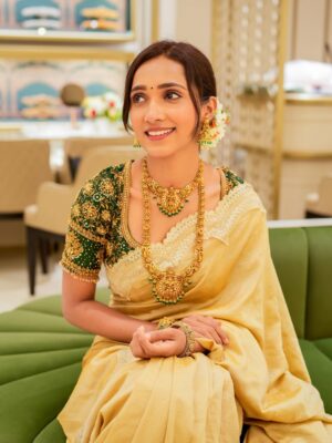 Asiya Firdose Instagram - ದಸರಾ ಹಬ್ಬದ ಹಾರ್ಧಿಕ ಶುಭಾಶಯಗಳು ✨
Celebrate this festive season with @regaljewellers_in Regal Grand Festive Sale 🎊
✨ Festive Offers ✨
✅ Free gold coin with every 10 grams of gold purchase or diamond jewellery worth ₹1,00,000
✅ Flat 50% off on making charges for all gold jewellery
✅ Flat ₹20,000 off per carat on diamond jewellery
✅ 100% value on old gold exchange
📍 Offers available at all 3 Regal Jewellers stores – Kammanahalli | Malleshwaram | Marathahalli
✨ Visit today & make this Dasara truly Regal!
ಸಂಭ್ರಮದ ಶುಭಾರಂಭಕ್ಕೆ ಮನೆ ಮನೆಯಲ್ಲೂ ರೀಗಲ್!
#regaljewellers #regaltrendskarnataka #dasara #deepavali #ad #asiyafirdose