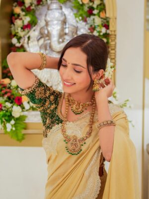 Asiya Firdose Instagram - ದಸರಾ ಹಬ್ಬದ ಹಾರ್ಧಿಕ ಶುಭಾಶಯಗಳು ✨
Celebrate this festive season with @regaljewellers_in Regal Grand Festive Sale 🎊
✨ Festive Offers ✨
✅ Free gold coin with every 10 grams of gold purchase or diamond jewellery worth ₹1,00,000
✅ Flat 50% off on making charges for all gold jewellery
✅ Flat ₹20,000 off per carat on diamond jewellery
✅ 100% value on old gold exchange
📍 Offers available at all 3 Regal Jewellers stores – Kammanahalli | Malleshwaram | Marathahalli
✨ Visit today & make this Dasara truly Regal!
ಸಂಭ್ರಮದ ಶುಭಾರಂಭಕ್ಕೆ ಮನೆ ಮನೆಯಲ್ಲೂ ರೀಗಲ್!
#regaljewellers #regaltrendskarnataka #dasara #deepavali #ad #asiyafirdose