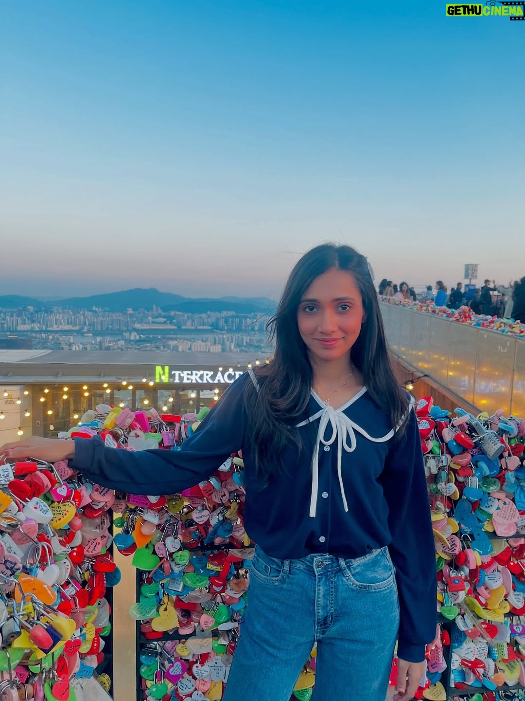 Asiya Firdose - 31.2K Likes - 💜🔐

@thejohnsons_______ 

.

#seoul #korea #travel #asiyafirdose #actor #lovelock #nseoultower #southkorea