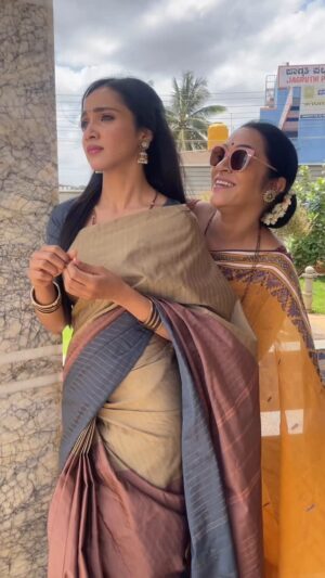 Asiya Firdose Instagram - Our kantamma being the funniest as usual! 
Love you manjiiiiiii 😘 @bhavani_prakash_official8 
.

#shravanisubramanya #shravani #actor #kantamma #zeekannada