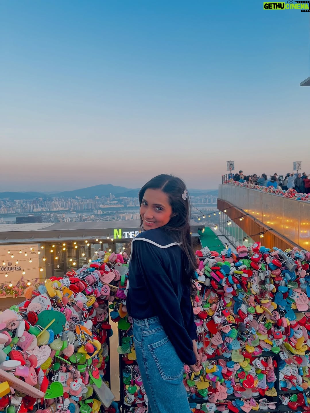 Asiya Firdose - 31.2K Likes - 💜🔐

@thejohnsons_______ 

.

#seoul #korea #travel #asiyafirdose #actor #lovelock #nseoultower #southkorea