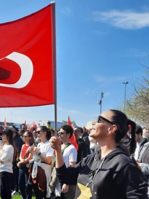 Aslı Aybars Instagram - Bu gün en büyük bayram 🇹🇷❤️🇹🇷 Gurur duyduğum bayrağıma bakarken en büyük şükürüm bu topraklara bahşedilmiş ATAM'A ❤️ Ve onun bize bahşettiklerine. Bizim görevimizse bize emanet edilen bu topraklara ve verilenlere sahip çıkarak izinde yürümek. Çünkü Cumhuriyet nefestir. Cumhuriyet özgürlüktür.  Yaşasın Cumhuriyet. Hepimize kutlu olsun. 🇹🇷💫❤️ 

#cumhuriyet #cumhuriyet102yaşında