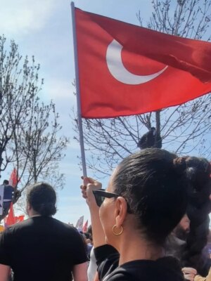 Aslı Aybars Instagram - Bu gün en büyük bayram 🇹🇷❤️🇹🇷 Gurur duyduğum bayrağıma bakarken en büyük şükürüm bu topraklara bahşedilmiş ATAM'A ❤️ Ve onun bize bahşettiklerine. Bizim görevimizse bize emanet edilen bu topraklara ve verilenlere sahip çıkarak izinde yürümek. Çünkü Cumhuriyet nefestir. Cumhuriyet özgürlüktür.  Yaşasın Cumhuriyet. Hepimize kutlu olsun. 🇹🇷💫❤️ 

#cumhuriyet #cumhuriyet102yaşında