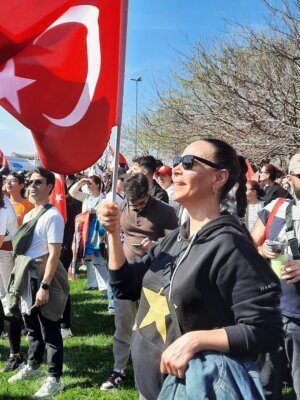 Aslı Aybars Instagram - Bu gün en büyük bayram 🇹🇷❤️🇹🇷 Gurur duyduğum bayrağıma bakarken en büyük şükürüm bu topraklara bahşedilmiş ATAM'A ❤️ Ve onun bize bahşettiklerine. Bizim görevimizse bize emanet edilen bu topraklara ve verilenlere sahip çıkarak izinde yürümek. Çünkü Cumhuriyet nefestir. Cumhuriyet özgürlüktür.  Yaşasın Cumhuriyet. Hepimize kutlu olsun. 🇹🇷💫❤️ 

#cumhuriyet #cumhuriyet102yaşında
