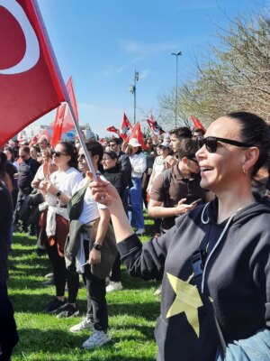 Aslı Aybars Instagram - Bu gün en büyük bayram 🇹🇷❤️🇹🇷 Gurur duyduğum bayrağıma bakarken en büyük şükürüm bu topraklara bahşedilmiş ATAM'A ❤️ Ve onun bize bahşettiklerine. Bizim görevimizse bize emanet edilen bu topraklara ve verilenlere sahip çıkarak izinde yürümek. Çünkü Cumhuriyet nefestir. Cumhuriyet özgürlüktür.  Yaşasın Cumhuriyet. Hepimize kutlu olsun. 🇹🇷💫❤️ 

#cumhuriyet #cumhuriyet102yaşında