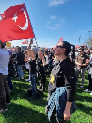 Aslı Aybars Instagram - Bu gün en büyük bayram 🇹🇷❤️🇹🇷 Gurur duyduğum bayrağıma bakarken en büyük şükürüm bu topraklara bahşedilmiş ATAM'A ❤️ Ve onun bize bahşettiklerine. Bizim görevimizse bize emanet edilen bu topraklara ve verilenlere sahip çıkarak izinde yürümek. Çünkü Cumhuriyet nefestir. Cumhuriyet özgürlüktür.  Yaşasın Cumhuriyet. Hepimize kutlu olsun. 🇹🇷💫❤️ 

#cumhuriyet #cumhuriyet102yaşında
