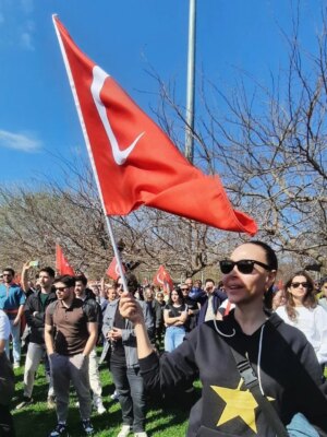 Aslı Aybars Instagram - Bu gün en büyük bayram 🇹🇷❤️🇹🇷 Gurur duyduğum bayrağıma bakarken en büyük şükürüm bu topraklara bahşedilmiş ATAM'A ❤️ Ve onun bize bahşettiklerine. Bizim görevimizse bize emanet edilen bu topraklara ve verilenlere sahip çıkarak izinde yürümek. Çünkü Cumhuriyet nefestir. Cumhuriyet özgürlüktür.  Yaşasın Cumhuriyet. Hepimize kutlu olsun. 🇹🇷💫❤️ 

#cumhuriyet #cumhuriyet102yaşında