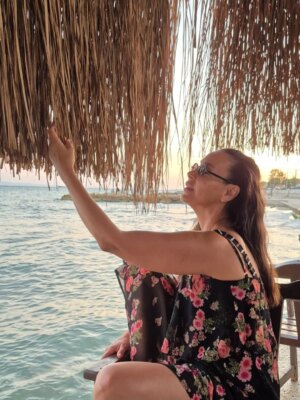 Aslı Aybars Instagram - Sarı yaz, yazın en sevdiğim zamanı 🤍 
Güneş yavaşça batarken deniz kıyısında oturmak, gökyüzünün altın sarısına boyanışını izlemek ✨ 
Dalgaların kıyıya usulca vuruşu 🌊, rüzgarın tenime hafifçe dokunuşu 🍃 
Ilık hava, kendime dinlenmek için verdiğim küçük bir izin 🕊️ 
İçimde dinginlik, kalbimde derin bir şükür duygusu 🤍 
Her şey tam da olması gerektiği gibi — ne fazla, ne eksik. 
Tıpkı bu an gibi 🦋🍭🪽