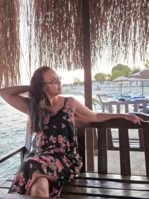 Aslı Aybars Instagram - Sarı yaz, yazın en sevdiğim zamanı 🤍 
Güneş yavaşça batarken deniz kıyısında oturmak, gökyüzünün altın sarısına boyanışını izlemek ✨ 
Dalgaların kıyıya usulca vuruşu 🌊, rüzgarın tenime hafifçe dokunuşu 🍃 
Ilık hava, kendime dinlenmek için verdiğim küçük bir izin 🕊️ 
İçimde dinginlik, kalbimde derin bir şükür duygusu 🤍 
Her şey tam da olması gerektiği gibi — ne fazla, ne eksik. 
Tıpkı bu an gibi 🦋🍭🪽