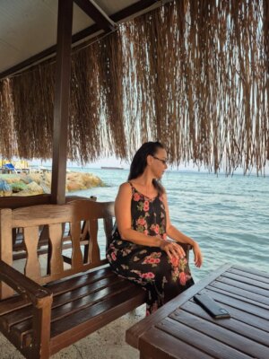 Aslı Aybars Instagram - Sarı yaz, yazın en sevdiğim zamanı 🤍 
Güneş yavaşça batarken deniz kıyısında oturmak, gökyüzünün altın sarısına boyanışını izlemek ✨ 
Dalgaların kıyıya usulca vuruşu 🌊, rüzgarın tenime hafifçe dokunuşu 🍃 
Ilık hava, kendime dinlenmek için verdiğim küçük bir izin 🕊️ 
İçimde dinginlik, kalbimde derin bir şükür duygusu 🤍 
Her şey tam da olması gerektiği gibi — ne fazla, ne eksik. 
Tıpkı bu an gibi 🦋🍭🪽