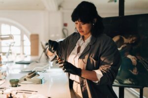 Aure Atika Instagram - Prêts à découvrir les mystères du Louvre ?🫣

Premières images de la serie #Belphégor prochainement sur @hbomaxfr et sur @m6officiel 

Production @pathefilms

📸 (c) Caroline Dubois / Stéphanie Branchu