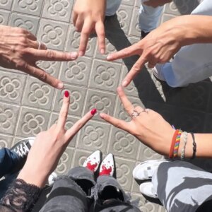 Aurélie Vaneck Instagram - Merci 2025 pour la joie, pour l'amour, pour la vibe!

C'était une année sacrément 9, finalement...
Welcome 2026! We are ready!

#love #life #vibe #2025