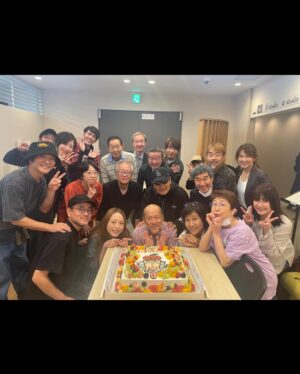 Aya Hirano Instagram - と、いうわけで…、
アニメ『ONE PIECE』《エッグヘッド編》
これにて終幕です。
リリス、ベガパンク達の想いを背負って、
麦わらの一味とエルバフに向かいます‼️
外の世界が初めて…というセリフがあったけど、
まさかステラも他のサテライトもいないなか、麦わらの一味とエッグヘッドを離脱することになるとは…!
リリスはアトラスに気絶させられてから状況が分かっていなくて、目が覚めたあの一瞬で全ての情報が押し寄せてきて理解します。
(しかも演出できっといなくなったみんなが教えてくれたんだって分かって……泣く。)
その一瞬で痛みも苦しみもこれからの使命も全部理解しなきゃいけない。
だからたくさん泣いて、悟って、すごい速度で成長したからこそ、ルフィにあんな言葉をかけてあげられるのかなぁ…と。
(アフレコでは悟りすぎて何度もリテイク出しちゃって💦
結果いつものリリスが一番!ということで元気に励ましましたが、BGMを聴いてなるほど理解!
私自身が励まされました。)
きっといつかまた、みんなに会える日が来ると信じて。
(一応リリス天才なんで笑 きっと何とかするさ!)
去年の夏のONE PIECE DAYでドリーとブロギーと写真撮った時は、
こんな展開になるなんて知らなかったからなぁ…。
人生何があるか分からないね、リリス!笑
《エルバフ編》は2026年4月5日から‼️
引き続き、よろしくお願いします‼️✨✨✨
#ONEPIECE
#今週のアニワン
#大海賊時間
#いつでもワンピース
#エッグヘッド編