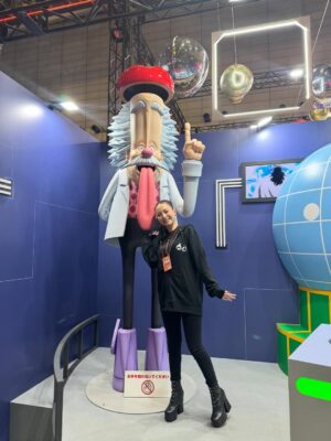 Aya Hirano Instagram - 《ジャンプフェスタ2026》
『チェンソーマン』ザ・ステージ登壇後、
数年ぶりのジャンフェスをお散歩❣️
でっかいステラと撮れたり、
でっかいチェンソーマンと撮れたり、
でっかい悟空がいたり、
全部でっかい笑笑
今週の放送で、
アニメ『ワンピースーエッグヘッド編ー』が完結します‼️
絶対見るんじゃぞ🔥 byリリス
#ジャンフェス2026
#ONEPIECE
#チェンソーマン
#ドラゴンボール
#銀魂