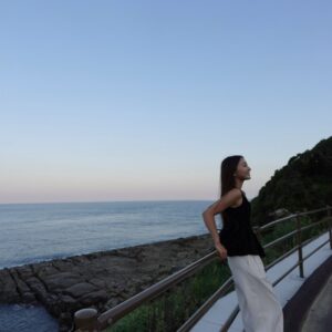 Ayaka Yamamoto Instagram - ⁡
⁡
【むくみケア習慣🫧】
⁡
立ち仕事や夜勤があると、どうしても足がパンパンに…。
私が普段しているケアはこの3つ👇
⁡
🌿 入浴・サウナで血流促進
🌿 寝る前にふくらはぎストレッチ・マッサージ(マッサージ機に頼ることもある！笑)
🌿 お風呂上がりに着圧ソックス
⁡
あと1日1.5Lのお水を飲めるようにも意識しています☽
⁡
小さな習慣の積み重ねで、翌朝のスッキリ感が変わります！
みなさんのむくみ対策もコメントで✍️♡
⁡
⁡
#あーやん健康メモ #セルフケア習慣 #むくみケア #セルフケア #健康 #Ayanstyle

tops: @coca_official_store 
bottom: @grl_official