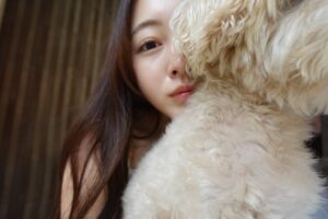 Ayaka Yamamoto Instagram - "デスクワークの方にもオススメの頭痛対策🫧"
⁡
頭痛には
一次性頭痛:片頭痛・緊張型頭痛(原因に病気がないもの)
二次性頭痛:脳腫瘍・くも膜下出血・副鼻腔炎など脳や体の病気によるもの　に分けられます。
⁡
デスクワークやスマホ時間で、
気づけば肩や首がガチガチに…
多くの人が気圧の変化や肩こりなどからの頭痛に悩んだことはあるはず…🤕
⁡
⁡
私が普段しているセルフケアはこの3つ👇
① 首と肩のストレッチ（1分でもOK）　
② スマホ・PCの画面は夜間モードに設定
③ 睡眠前にキャンドル・フレグランスでリラックスタイム
⁡
父からもらったLOFTのネックリフレッシャーが最高で
肩・首・頭の付け根がほぐれてスッキリ！！
私は肩甲骨あたりまでほぐしてます！
⁡
⁡
どれもすぐにできるので、忙しい方にもおすすめです🌿
今日も“体を労わる時間”を大切に過ごしましょう🕊
⁡
⚠️"激しい痛み・時間が経っても改善しない痛み・市販薬では効果がない・頻回に頭痛薬を服用しなければいけない"などの症状がある場合は医療機関でご相談ください！！
⁡
⁡
#あーやん健康メモ #セルフケア習慣 #ライフスタイル #頭痛 #健康 #整える暮らし #看護師