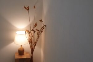 Ayaka Yamamoto Instagram - "デスクワークの方にもオススメの頭痛対策🫧"
⁡
頭痛には
一次性頭痛:片頭痛・緊張型頭痛(原因に病気がないもの)
二次性頭痛:脳腫瘍・くも膜下出血・副鼻腔炎など脳や体の病気によるもの　に分けられます。
⁡
デスクワークやスマホ時間で、
気づけば肩や首がガチガチに…
多くの人が気圧の変化や肩こりなどからの頭痛に悩んだことはあるはず…🤕
⁡
⁡
私が普段しているセルフケアはこの3つ👇
① 首と肩のストレッチ（1分でもOK）　
② スマホ・PCの画面は夜間モードに設定
③ 睡眠前にキャンドル・フレグランスでリラックスタイム
⁡
父からもらったLOFTのネックリフレッシャーが最高で
肩・首・頭の付け根がほぐれてスッキリ！！
私は肩甲骨あたりまでほぐしてます！
⁡
⁡
どれもすぐにできるので、忙しい方にもおすすめです🌿
今日も“体を労わる時間”を大切に過ごしましょう🕊
⁡
⚠️"激しい痛み・時間が経っても改善しない痛み・市販薬では効果がない・頻回に頭痛薬を服用しなければいけない"などの症状がある場合は医療機関でご相談ください！！
⁡
⁡
#あーやん健康メモ #セルフケア習慣 #ライフスタイル #頭痛 #健康 #整える暮らし #看護師