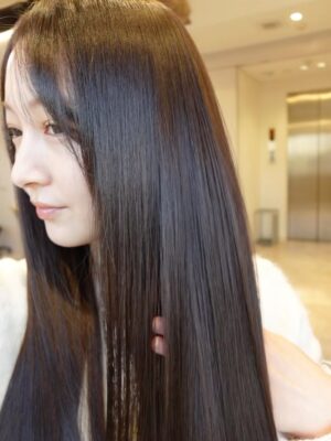 Ayaka Yamamoto Instagram - 𝑀𝑦 ℎ𝑎𝑖𝑟 𝑐𝑎𝑟𝑒 𝑟𝑜𝑢𝑡𝑖𝑛𝑒 🫧
⁡
⁡
髪が綺麗な人にすごく惹かれる。
⁡
その人の丁寧さや日々の努力が伝わってくる気がして。
⁡
⁡
⁡
私も社会人になった頃からヘアケアにより関心を持つようになりました。
トリートメント専門の美容院へ行ったり
ホームケアアイテムにこだわったり
髪の扱い方を気にかけたりと。
⁡
⁡
こだわりケアの中の柱となっているトリートメント編を紹介💫
⁡
🤍𝑖𝑛 𝑏𝑎𝑡ℎ 𝑖𝑡𝑒𝑚
⁡
・コスメデコルテ AQブースティングトリートメント ヘアセラム
・CARE PRO DEEP
⁡
ヘアセラムは髪の毛を柔らかくしなやかに髪のうねりなどの悩みも解消してくれる！
⁡
CARE PRO DEEPはエステでも使用されている超音波アイロンで、エステ級のケアが自宅でもできるアイテム！
どんなトリートメントでも相性が良く、たったの40秒でケア完了！！週1回のケアで髪質がほんとに変わる！！
洗礼されたデザインでbathroom, washroomに置いていてもオシャレに🫧　　
⁡
⁡
🤍𝑜𝑢𝑡 𝑏𝑎𝑡ℎ 𝑖𝑡𝑒𝑚
⁡
・tukka soin asumari
・tukka soin kety_oooit
⁡
・asumariはトリートメントミスト！これを使い始めてから、髪が柔らかくしなやかになって艶感はもちろん触った時のうるうる・しなやかな感じがお気に入り！！
(家族全員愛用アイテム♡👨👩)
・kety_oooitはミルクトリートメント！冬は乾燥・静電気からも守ってくれてお気に入り！
⁡
⁡
⁡
#carepro #超音波アイロン #ヘアケア習慣 #ツヤ髪 #pr #セルフケア