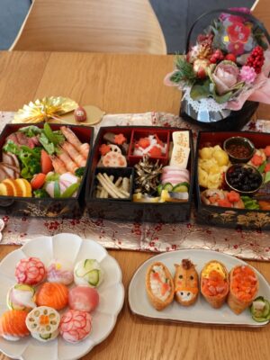 Ayaka Yamamoto Instagram - ⁡
⁡
⁡
明けましておめでとうございます🎍
⁡
⁡
去年挑戦したことを磨き形にしていく年に。
⁡
少しでもみなさんと
共有していきたいと思っております。
⁡
内側を整える時間を大切に
心と体に正直に進んでいく一年に🫧
⁡
今年も、どうぞよろしくお願いします🌿
⁡
⁡
寒い日々が続きますので
お身体にお気をつけください(^^)
⁡
⁡
#謹賀新年 #新年のご挨拶 #振袖 #着物 #おせち  #整える暮らし #ウェルネス #セルフケア #看護師