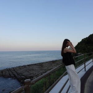 Ayaka Yamamoto Instagram - ⁡
⁡
【むくみケア習慣🫧】
⁡
立ち仕事や夜勤があると、どうしても足がパンパンに…。
私が普段しているケアはこの3つ👇
⁡
🌿 入浴・サウナで血流促進
🌿 寝る前にふくらはぎストレッチ・マッサージ(マッサージ機に頼ることもある！笑)
🌿 お風呂上がりに着圧ソックス
⁡
あと1日1.5Lのお水を飲めるようにも意識しています☽
⁡
小さな習慣の積み重ねで、翌朝のスッキリ感が変わります！
みなさんのむくみ対策もコメントで✍️♡
⁡
⁡
#あーやん健康メモ #セルフケア習慣 #むくみケア #セルフケア #健康 #Ayanstyle

tops: @coca_official_store 
bottom: @grl_official