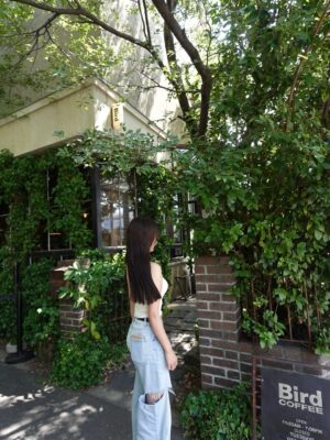 Ayaka Yamamoto Instagram - "忙しい人におすすめ！今日からできる健康法🌿☽"
⁡
⁡
仕事・学校・家事などで多忙な日々を過ごす中で
「自分自身のこと、健康のことをどうして後回しにしてしまう…」
そんな日ありませんか？？🌙
⁡
⁡
私も夜勤勤務などで生活リズムが乱れやすく
この生活の中で健康維持・心の癒しを求めて
小さな習慣を続けています☺︎
⁡
⁡
\私が続けている習慣/
⁡
① 毎朝のストレッチ🧘‍♀️(朝のパックをしながら10分ほどストレッチポールの上でごろんと。)
→体をほぐすことで血行も促されスッキリ！やるとやらないでは体の軽さが違う気がして、継続しています！
⁡
② 入浴🛁(39℃〜41℃のお湯に基本的に毎日入ります！エプソムソルトを入れて発汗を促すことも🔥)
→夏は体感温度は暑いけれど、冷房・冷たい飲み物などで体が冷え内臓や血管が収縮し、血流が悪くなることもあるので、夏こそ冷え予防が大切！温度差を繰り返すと自律神経も乱れやすく、ホルモンバランスが崩れることも（ ; ; ）
⁡
③バランスを意識した食事🥗(3食を通してバランスが摂れるように調整🍚)
→フルーツ・スムージー・プロテイン・レンチン料理なども上手に活用しながら特にタンパク質・ビタミンが不足しないように気をつけています！個人的に炭水化物・脂質・ミネラルは意識しなくても摂取できていることが多いので不足しやすいものに目を向けるようにしてると、バランスを考えることも苦じゃないっ✩
⁡
⁡
⁡
とってもシンプルですが、簡単な習慣のおかげで
夜勤などで生活リズムが乱れ、健康維持が少し難しい私も
心身ともに元気に過ごせています🌙
⁡
やった方がいい健康習慣ってほんとにたくさんあるけど
食事・運動・生活リズムなど全てを一気にすることは
負担になるし、疲労・ストレスの原因にも…
⁡
継続できることが1番大切なので
簡単な習慣をまず今日は一つ！ぜひ初めてみてください☺️
⁡
⁡
皆さんの健康習慣についてもぜひ教えてください！
⁡
⁡
#看護師 #セルフケア #健康 #整える暮らし #健康習慣
⁡
photo:👵と👩と🐶4人で行ったcafe！
showroomも素敵すぎた☺︎

tops: @gu_for_all_ 
bottom: @grl_official