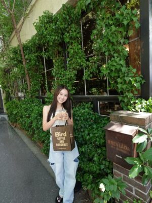 Ayaka Yamamoto Instagram - "忙しい人におすすめ！今日からできる健康法🌿☽"
⁡
⁡
仕事・学校・家事などで多忙な日々を過ごす中で
「自分自身のこと、健康のことをどうして後回しにしてしまう…」
そんな日ありませんか？？🌙
⁡
⁡
私も夜勤勤務などで生活リズムが乱れやすく
この生活の中で健康維持・心の癒しを求めて
小さな習慣を続けています☺︎
⁡
⁡
\私が続けている習慣/
⁡
① 毎朝のストレッチ🧘‍♀️(朝のパックをしながら10分ほどストレッチポールの上でごろんと。)
→体をほぐすことで血行も促されスッキリ！やるとやらないでは体の軽さが違う気がして、継続しています！
⁡
② 入浴🛁(39℃〜41℃のお湯に基本的に毎日入ります！エプソムソルトを入れて発汗を促すことも🔥)
→夏は体感温度は暑いけれど、冷房・冷たい飲み物などで体が冷え内臓や血管が収縮し、血流が悪くなることもあるので、夏こそ冷え予防が大切！温度差を繰り返すと自律神経も乱れやすく、ホルモンバランスが崩れることも（ ; ; ）
⁡
③バランスを意識した食事🥗(3食を通してバランスが摂れるように調整🍚)
→フルーツ・スムージー・プロテイン・レンチン料理なども上手に活用しながら特にタンパク質・ビタミンが不足しないように気をつけています！個人的に炭水化物・脂質・ミネラルは意識しなくても摂取できていることが多いので不足しやすいものに目を向けるようにしてると、バランスを考えることも苦じゃないっ✩
⁡
⁡
⁡
とってもシンプルですが、簡単な習慣のおかげで
夜勤などで生活リズムが乱れ、健康維持が少し難しい私も
心身ともに元気に過ごせています🌙
⁡
やった方がいい健康習慣ってほんとにたくさんあるけど
食事・運動・生活リズムなど全てを一気にすることは
負担になるし、疲労・ストレスの原因にも…
⁡
継続できることが1番大切なので
簡単な習慣をまず今日は一つ！ぜひ初めてみてください☺️
⁡
⁡
皆さんの健康習慣についてもぜひ教えてください！
⁡
⁡
#看護師 #セルフケア #健康 #整える暮らし #健康習慣
⁡
photo:👵と👩と🐶4人で行ったcafe！
showroomも素敵すぎた☺︎

tops: @gu_for_all_ 
bottom: @grl_official