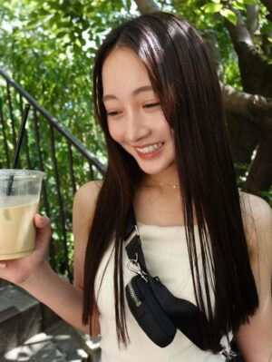 Ayaka Yamamoto Instagram - "忙しい人におすすめ！今日からできる健康法🌿☽"
⁡
⁡
仕事・学校・家事などで多忙な日々を過ごす中で
「自分自身のこと、健康のことをどうして後回しにしてしまう…」
そんな日ありませんか？？🌙
⁡
⁡
私も夜勤勤務などで生活リズムが乱れやすく
この生活の中で健康維持・心の癒しを求めて
小さな習慣を続けています☺︎
⁡
⁡
\私が続けている習慣/
⁡
① 毎朝のストレッチ🧘‍♀️(朝のパックをしながら10分ほどストレッチポールの上でごろんと。)
→体をほぐすことで血行も促されスッキリ！やるとやらないでは体の軽さが違う気がして、継続しています！
⁡
② 入浴🛁(39℃〜41℃のお湯に基本的に毎日入ります！エプソムソルトを入れて発汗を促すことも🔥)
→夏は体感温度は暑いけれど、冷房・冷たい飲み物などで体が冷え内臓や血管が収縮し、血流が悪くなることもあるので、夏こそ冷え予防が大切！温度差を繰り返すと自律神経も乱れやすく、ホルモンバランスが崩れることも（ ; ; ）
⁡
③バランスを意識した食事🥗(3食を通してバランスが摂れるように調整🍚)
→フルーツ・スムージー・プロテイン・レンチン料理なども上手に活用しながら特にタンパク質・ビタミンが不足しないように気をつけています！個人的に炭水化物・脂質・ミネラルは意識しなくても摂取できていることが多いので不足しやすいものに目を向けるようにしてると、バランスを考えることも苦じゃないっ✩
⁡
⁡
⁡
とってもシンプルですが、簡単な習慣のおかげで
夜勤などで生活リズムが乱れ、健康維持が少し難しい私も
心身ともに元気に過ごせています🌙
⁡
やった方がいい健康習慣ってほんとにたくさんあるけど
食事・運動・生活リズムなど全てを一気にすることは
負担になるし、疲労・ストレスの原因にも…
⁡
継続できることが1番大切なので
簡単な習慣をまず今日は一つ！ぜひ初めてみてください☺️
⁡
⁡
皆さんの健康習慣についてもぜひ教えてください！
⁡
⁡
#看護師 #セルフケア #健康 #整える暮らし #健康習慣
⁡
photo:👵と👩と🐶4人で行ったcafe！
showroomも素敵すぎた☺︎

tops: @gu_for_all_ 
bottom: @grl_official