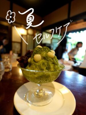 Ayaka Yamamoto Instagram - ⁡
⁡
"夏の水分補給のコツ！！☀️🍉"
⁡
⁡
あなたは今、水分が足りていますか？？(；ω；)
⁡
「口が渇いたから水飲むかぁ〜」
これは脱水のサイン😵
⁡
⁡
水分補給はなぜ大切か。
⁡
①健康の維持
→水分が不足すると脱水・熱中症・便秘・血流悪化・生活習慣病などのリスクを高める！！！！
⁡
②老廃物の排泄
→汗・尿として老廃物を体外に出してくれる！(むくみ改善！)
⁡
まだまだ大切な理由はありますが
すぐに始められる健康法のひとつです！！
⁡
⁡
水分摂取量の目安は
"体重×30〜40ml" (体重60kgの場合:1.8L〜2.4L)
⁡
※既往歴がある方は、担当の医師に相談してください！
⁡
⁡
私は1Lの目盛り付きのボトルを使用して
自分がどのくらい飲めているかを目で見てわかり、
意識できるようにしてますっ👀
⁡
冷たいものばかりだと胃腸に負担になるので
常温〜やや冷たい程度がおすすめです！！
⁡
常温でもスッキリできるように、ミントを入れたり
炭酸水にしてみたり、梅シロップを入れてみたいと
工夫しています🫧
⁡
⁡
⁡
明日からも気温上昇が見込まれていますので、
どうかお身体に気をつけて、お盆をゆっくりと
お過ごしください🌿
⁡
⁡
#看護師 #ヘルスケア #健康 #整える暮らし #熱中症予防 #夏バテ対策 #夏のセルフケア