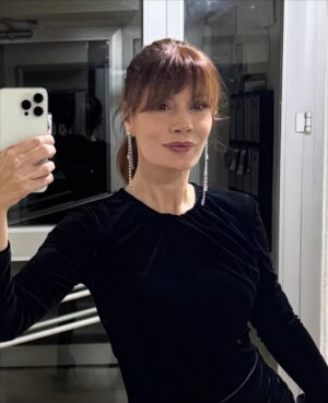 Ayça Varlıer Instagram - Ayna ayna söyle bana! “Biraz da boydan çek apla” 😛 #selfi #galanight #mirror #uykucufilm