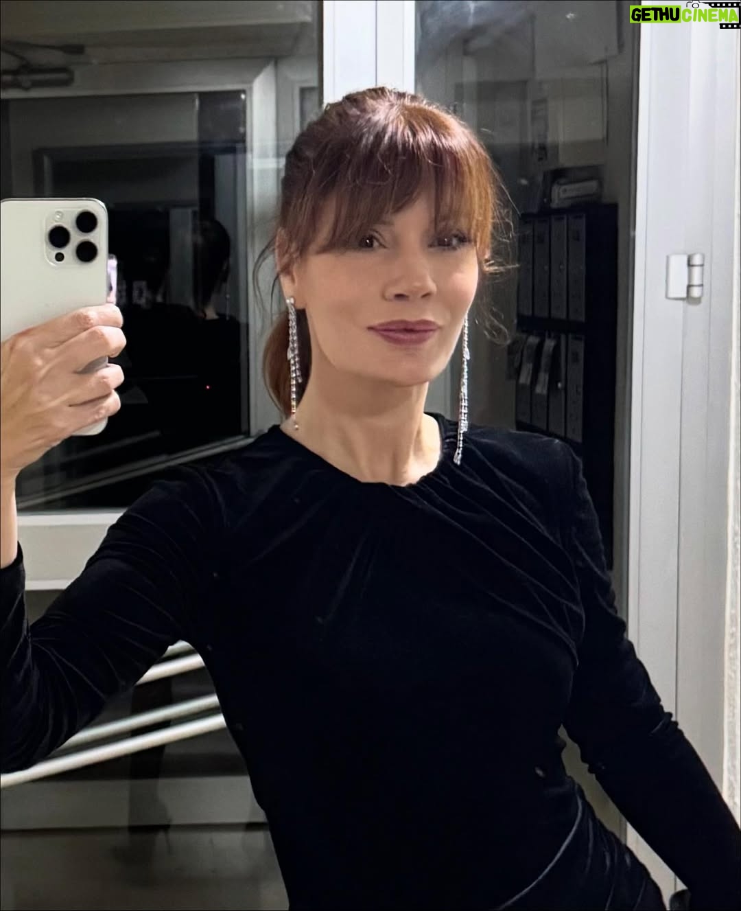 Ayça Varlıer - 2.5K Likes - Ayna ayna söyle bana! “Biraz da boydan çek apla” 😛 #selfi #galanight #mirror #uykucufilm