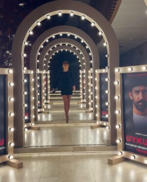 Ayça Varlıer Instagram - Ayna ayna söyle bana! “Biraz da boydan çek apla” 😛 #selfi #galanight #mirror #uykucufilm