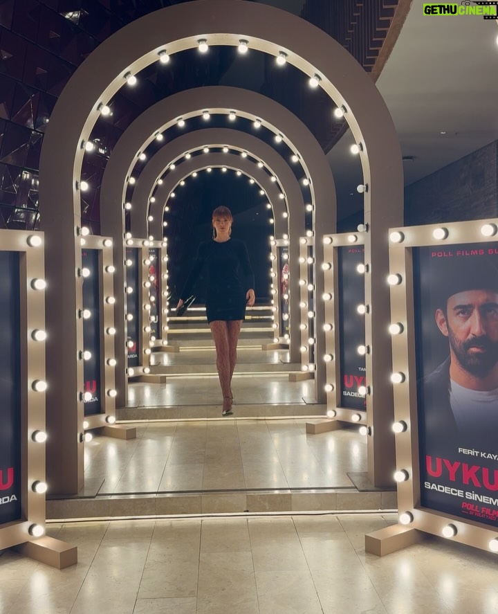Ayça Varlıer - 2.5K Likes - Ayna ayna söyle bana! “Biraz da boydan çek apla” 😛 #selfi #galanight #mirror #uykucufilm