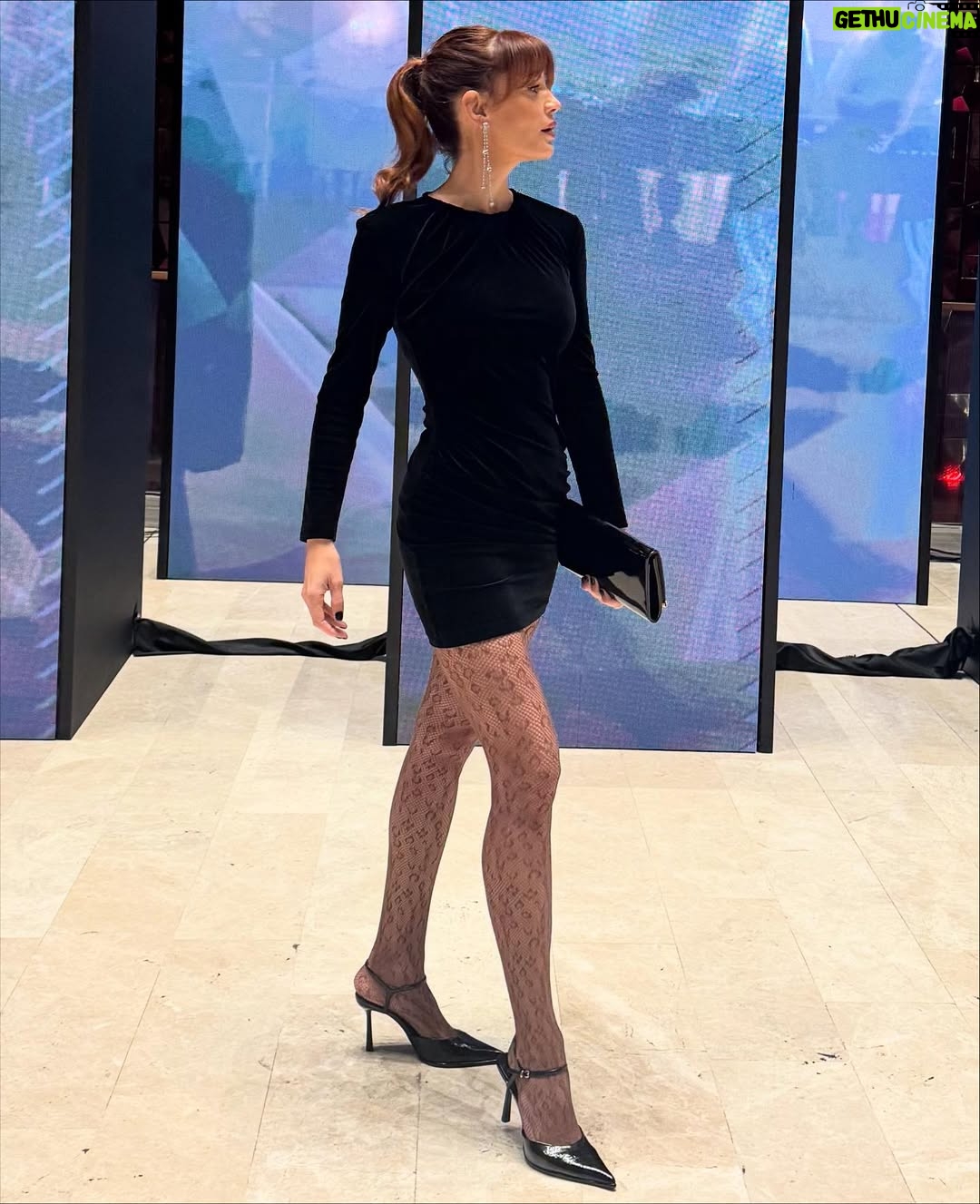 Ayça Varlıer - 2.5K Likes - Ayna ayna söyle bana! “Biraz da boydan çek apla” 😛 #selfi #galanight #mirror #uykucufilm