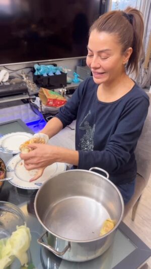 Ayşen Gürler Instagram - Annemin ‘sıkı sar’ uyarılarıyla vakumlanmış lahana.aile disiplini bunu gerektirir 😂 .
.

..
.
.
#mutfak #anne #yemek #sarma #kış