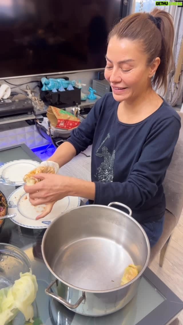 Ayşen Gürler - 1.4K Likes - Annemin ‘sıkı sar’ uyarılarıyla vakumlanmış lahana.aile disiplini bunu gerektirir 😂 .
.

..
.
.
#mutfak #anne #yemek #sarma #kış