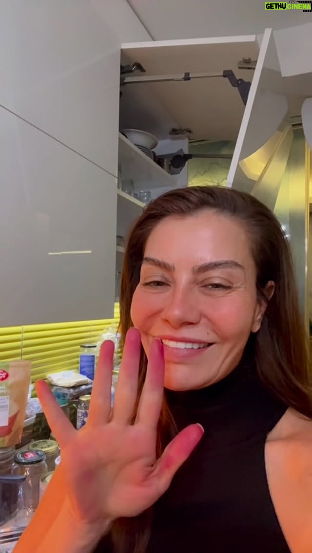 Ayşen Gürler - 822 Likes - Bunu izlediysen suç ortağısın.
Aşk da “kırmızı” . pancar da ❤️ 
Hangisi?
Mantıklı düşün 🤔 ☺️😘.

.
.
.
#mutfak #aşk #kırmızı #yemek #huzur