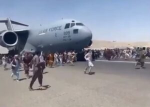 Azadeh Samadi Instagram - اینجا خاورمیانه است 
اما
خاورمیانه جغرافیا نیست
خاورمیانه فرهنگ است 
منم
تویی 
ماییم
با تفکراتمان
با رفتارهایمان با یکدیگر

به نقل از فروید تمدن از آنجا آغاز شد که انسان به جای سنگ، کلمه پرتاب کرد
شاید انسان متمدن احساس کرد که سنگ ها به اندازه کلمات دردناک نیستند 

نمی خواهم زخم بپاشم ولی وقتی هنوز در روابط و دوستی های ساده نمی توانیم انسانی رفتار کنیم انتظارمان از دُوَل و حکومت ها چیست؟
آنها من و شماییم در ابعاد بزرگتر
که می آزاریم
زخم زبان می زنیم
بهتان می زنیم
ناروا می گوییم 
غارت می کنیم 
می جنگیم
تجاوز می کنیم 
شکنجه می کنیم 
و گاهی هم می کشیم 

حکایت ما حکایت داستان عیسی است که وقتی مومنان شهر می خواستند مریم مجدلیه را سنگسار کنند برای گناهانش 
عیسی به آنان می گوید بسیار خوب چنین کنید ولی اولین سنگ را کسی بزند که گناهی نکرده باشد 

حال وضعیت ما چنین است 

ما وقتی در ابتدایی ترین روابط انسانی دچار معضل ایم و اگر دستمان برسد و زورمان، بر هم ظلم می کنیم با هر ابزاری که در توانمان باشد، توقع سرنوشت دیگری برای خود و همسایگانمان داریم؟

ما از غرب می کشیم و از خودمان، که ابزار به دست استعمارگران و خائنین می دهیم
جهل
ما هر چه می کشیم از خود و جهل مان می کشیم.

#افغانستان #جنگ #جهل #استعمارگران #خائنین

پی نوشت:  از مسئولیت سنگین باعث و بانی های این سرنوشت برای مردم و تاریخی که رقم می زنند کاسته نمی شود و همچنین از رنج و جبر تاریخی و جغرافیایی ما