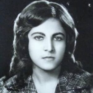 Azadeh Samadi Instagram - مادر 
چه کلمه عجیبی
عجیب ترین رابطه جهان 
شهامت می خواد مادر شدن یا شاید حماقت 
نمی دونم 
رابطه ای که با هورمون اکسی توسین (هورمون عشق) مادر را تا ابد به فرزند پیوند می ده
هر عشقی که ما بعدها در زندگی تجربه می کنیم با همین عامل شیمیایی مهر و محبته
و فرزندی که تا ته زندگیش نیازمند آغوش یا همون سینه مادرشه 
چه غریب موجوداتی هستیم 
موجوداتی نیازمند 
نیازمند به بقاء، عشق، آزادی، قدرت، تفریح و لذت.

مادرم روز تولدت مبارک 🤗🎉😘🧿
 
یادمه اولین روز مدرسه ام همزمان با روز تولدت من رو بردی مدرسه و دم در مدرسه شروع کردی به گریه کردن 
منم با گریه تو گریه ام گرفت
بهم گفتی می خوای نری مدرسه بریم خونه؟ 
منم از خداخواسته گفتم باشه 
چه خاطره فراموش نشدنی ای ساختی برام از تجربه اولین روز مدرسه ام و تولد خودت 
تا ابد تو دل و ذهنمه
 این حرفها رو هیچ وقت بهت نگفتم چون می دونی که اهل عملم تا حرف 
می دونم یه روزهایی خوب نبودم
می دونم یه روزهایی رنجیدی از من 
ولی اینم خوب می دونم که من رو خوب می شناسی و از ته دلم باخبری
عاشقانه دوست دارم 
تو یکی از فداکارترین مادران روی زمینی 
مرسی که عشق رو بهم یاد دادی 
انقدر که بتونم عاشقانه عاشق آدمها و شعر و طبیعت باشم به خاطر تو 
مرسی که صداقت رو بهم یاد دادی 
خوشحالم که از بطن تو زاده شدم 
امیدوارم بهم افتخار کنی.