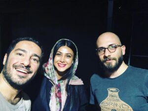Azadeh Samadi Instagram - بعد از مدتها دیداری تازه کردم با دوستان قدیمی و از دیدن اجرای درجه یکشون کیف کردم.  یاد روزهای نمایش “بالاخره این زندگی مال کیه” به خیر  کنار تک تک تون کیف کردم و خوشحالم که هنوز کنار همید و درخشانید و مخاطب رو از انرژیتون کیفور می کنید.  این نمایش احتیاج به تبلیغ نداره ولی برید و “پچپچه های پشت خط نبرد” رو ببینید و کیف کنید از قلم آقای “علیرضا نادری” که با اینکه مدتهاست گذشته از نوشتن این نمایشنامه هنوز نوئه و زمان بهش نخورده و کارگردانی هوشمندانه “اشکان خیل نژاد” عزیز و بازی پرانرژی و بی نظیر همه دوستان خوبم 🙏🏼🌹💐🌺